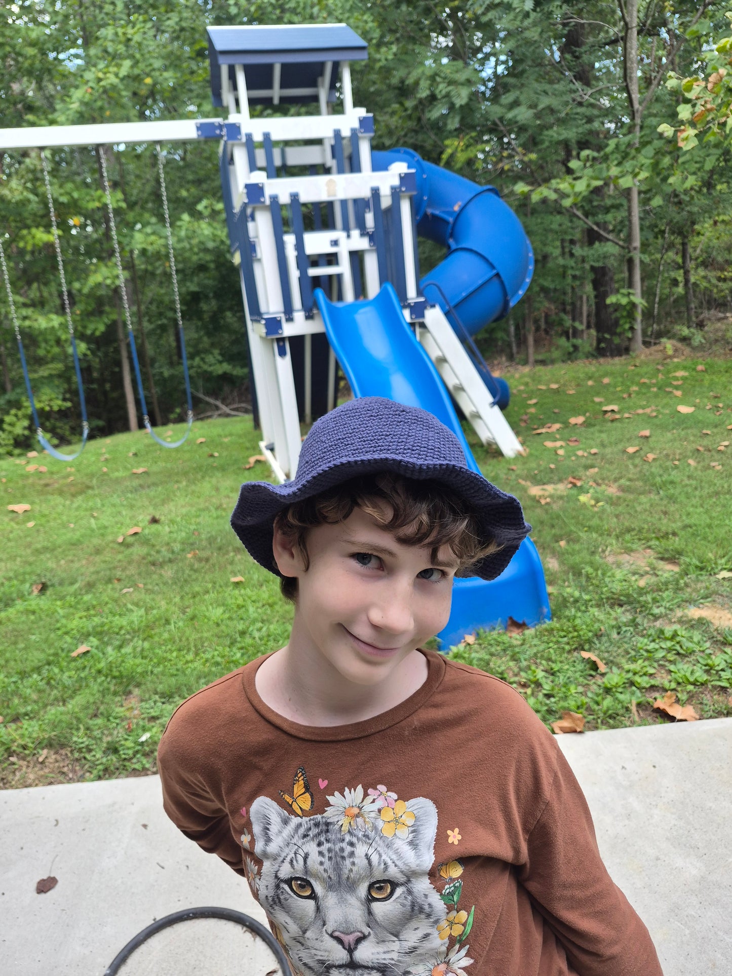 Crocheted sun hat with bows