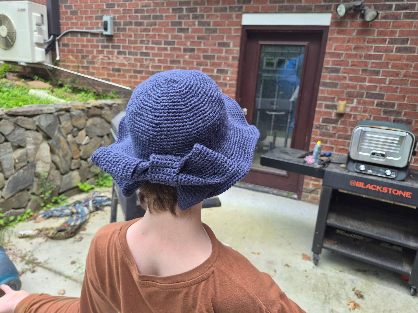 Crocheted sun hat with bows